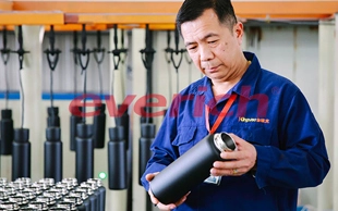 Como garantimos qualidade consistente em cada lote de garrafa de bebida no atacado?