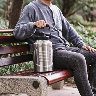 Growler de cerveja isolado 128 oz 01412A